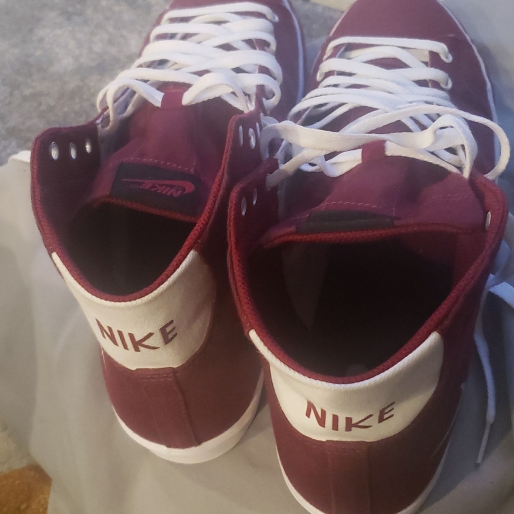 Nike - Picture 2 of 4